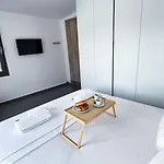 Ek Ornelakis, Luxury With Jacuzzi