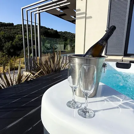 Ek Ornelakis, Luxury With Jacuzzi