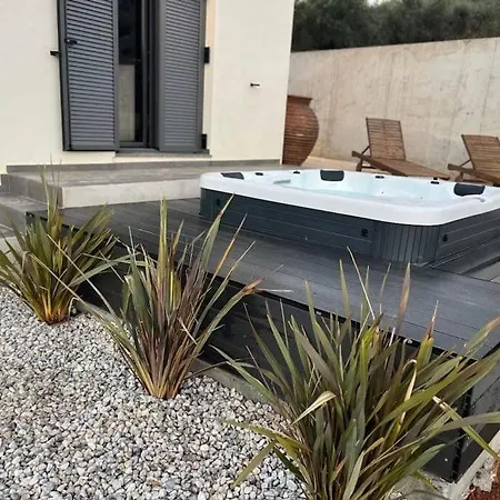 Ek Ornelakis, Luxury With Jacuzzi *