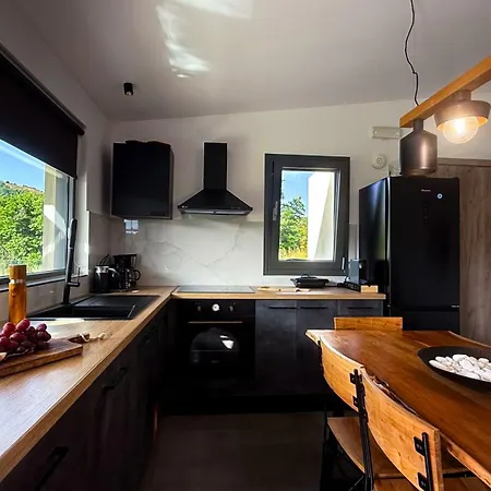 Ek Ornelakis, Luxury With Jacuzzi 하니아