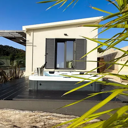 Ek Ornelakis, Luxury With Jacuzzi 아파트