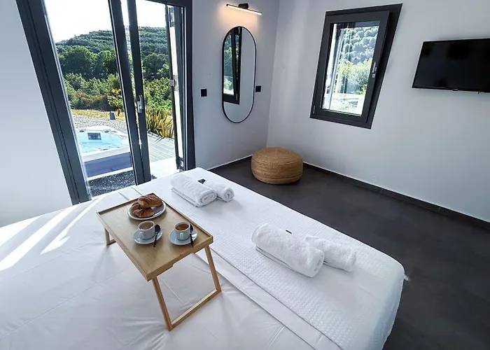 Ek Ornelakis, Luxury With Jacuzzi Апартаменти