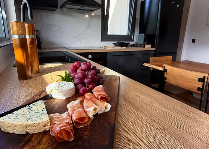 Ek Ornelakis, Luxury With Jacuzzi Apartment *