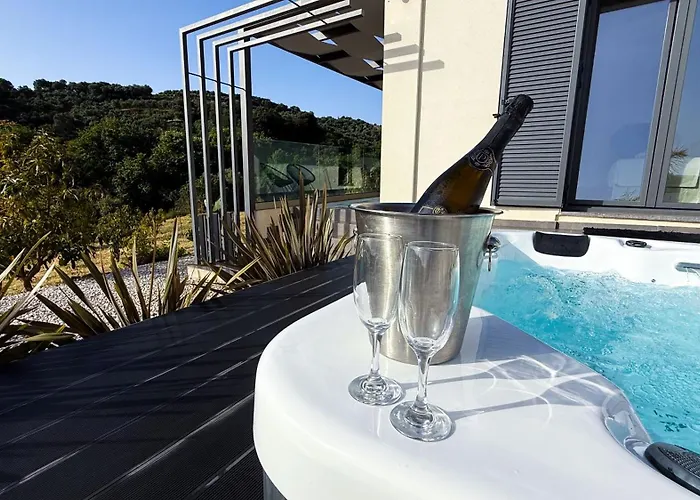 Ek Ornelakis, Luxury With Jacuzzi