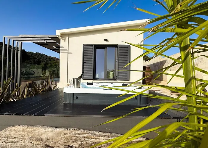 Ek Ornelakis, Luxury With Jacuzzi Апартаменти