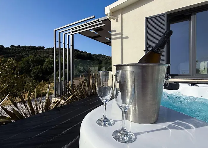 Апартаменти Ek Ornelakis, Luxury With Jacuzzi *