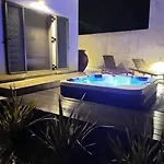 Ek Ornelakis, Luxury With Jacuzzi Apartament