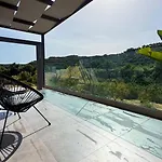 Ek Ornelakis, Luxury With Jacuzzi Apartament