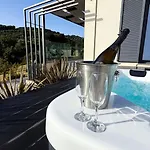 Ek Ornelakis, Luxury With Jacuzzi