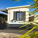 Ek Ornelakis, Luxury With Jacuzzi Apartament