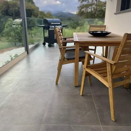 Ek Ornelakis, Luxury With Jacuzzi Apartman *