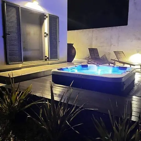 Ek Ornelakis, Luxury With Jacuzzi Apartman