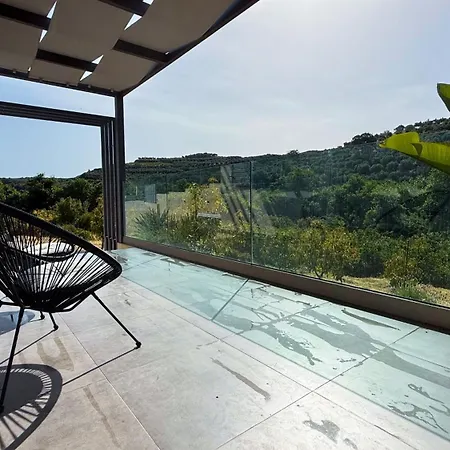 Ek Ornelakis, Luxury With Jacuzzi Apartman